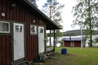 Näkymä makuukammarien suunnasta järven suuntaan.